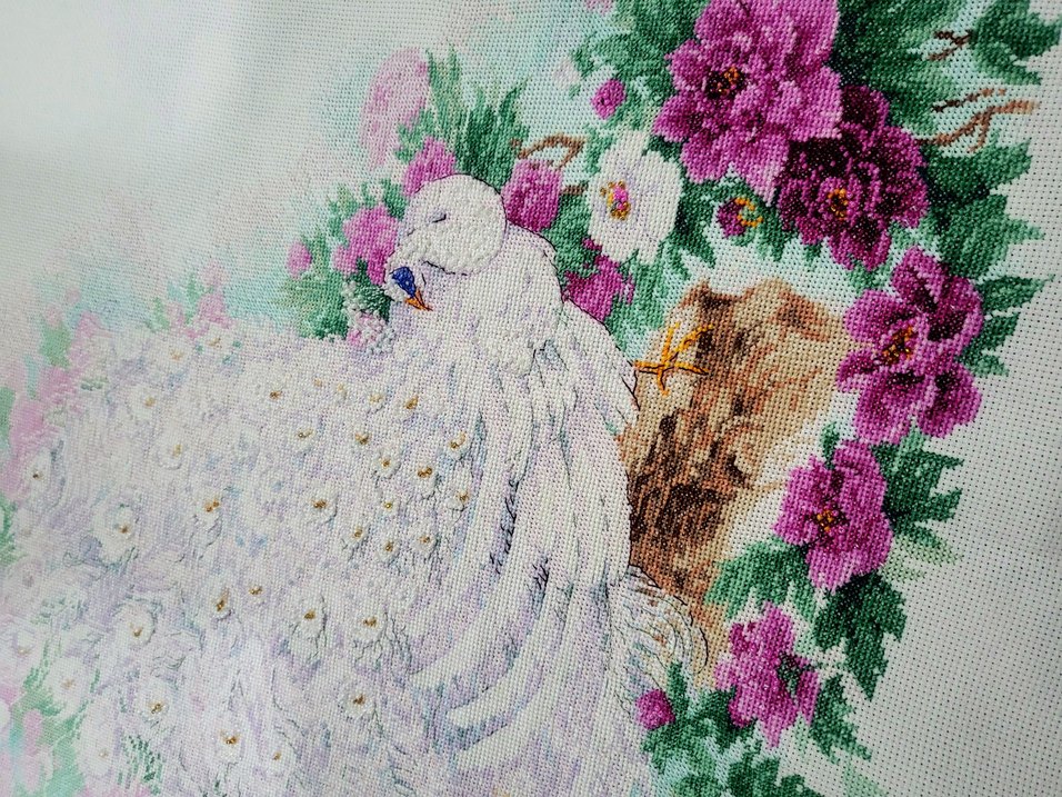 Beyaz Tavus Kuşu ve Çiçek Desenli Nakış - Görsel 2