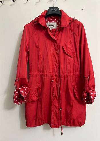 Kadın Kırmızı Kapüşonlu Yağmurluk - Görsel 3