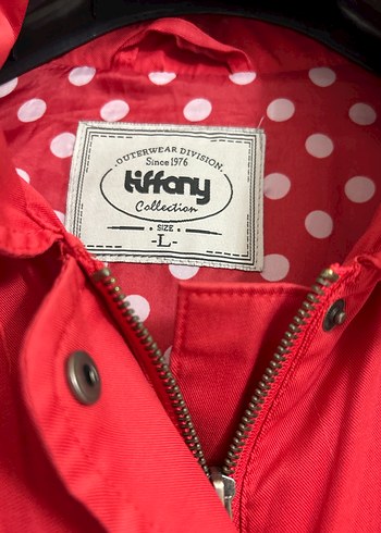 Kadın Kırmızı Kapüşonlu Yağmurluk - Görsel 2