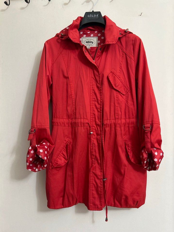 Kadın Kırmızı Kapüşonlu Yağmurluk - Görsel 3