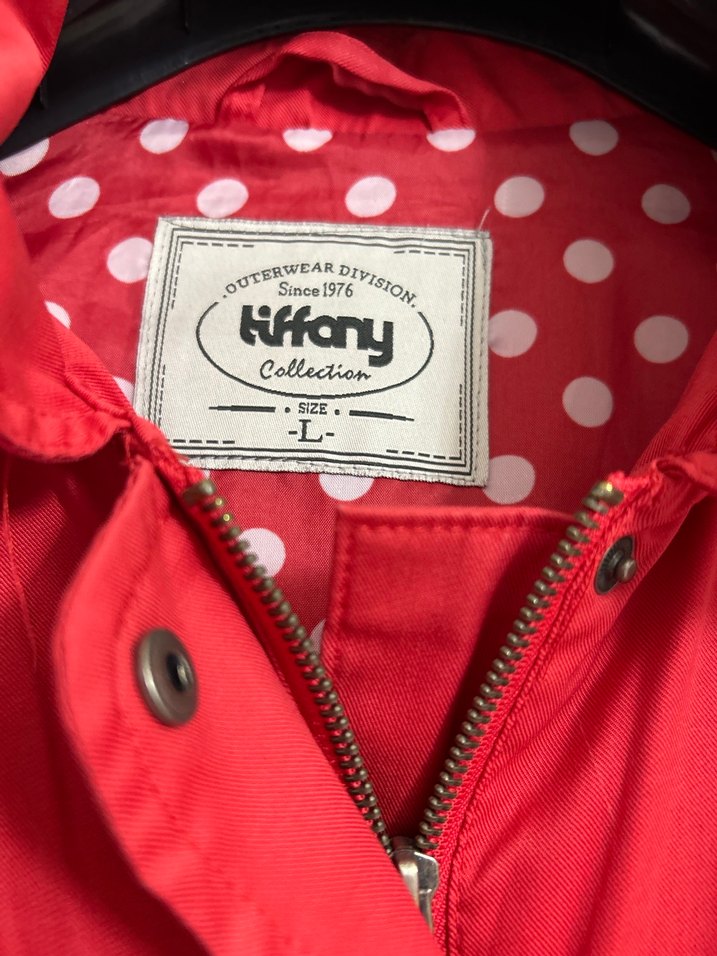 Kadın Kırmızı Kapüşonlu Yağmurluk - Görsel 2