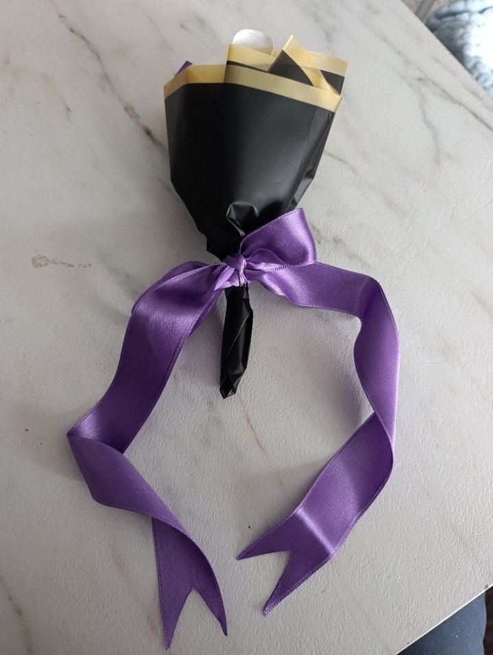 iki renkli el emeği solmayan tekli gül buketi - Görsel 2