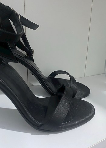 Siyah Yılan Desenli Tokalı İnce Topuklu Kadın Ayakkabı - Görsel 4