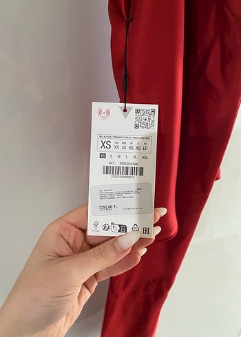 Uzun Parlak Kırmızı V Yaka Askılı Elbise - Görsel 3