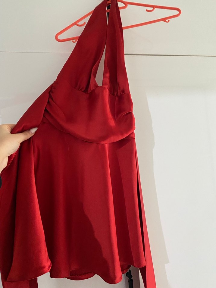 Uzun Parlak Kırmızı V Yaka Askılı Elbise - Görsel 2