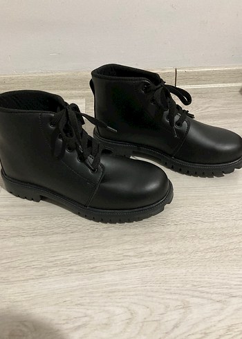 LCW Siyah Bağcıklı Goth Tarzı Kadın Bot - Görsel 3