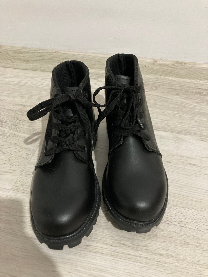 LCW Siyah Bağcıklı Goth Tarzı Kadın Bot - Görsel 2