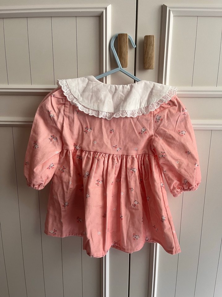 Düğmeli, yakalı pembe kız elbisesi - Görsel 2