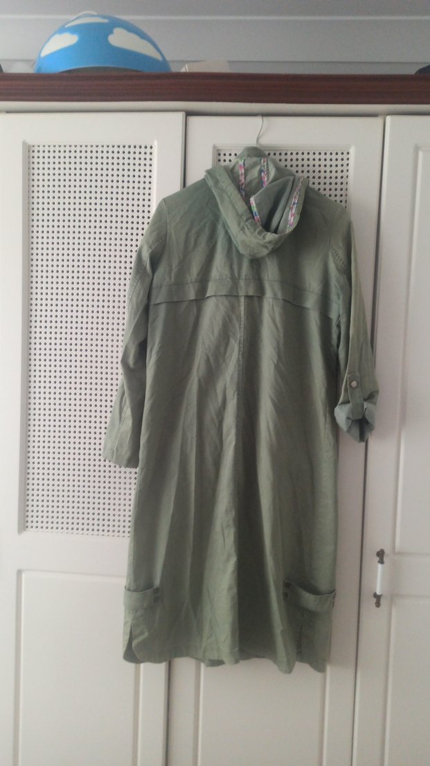 Düğmeli Uzun Yeşil Kadın Yağmurluk - Görsel 4