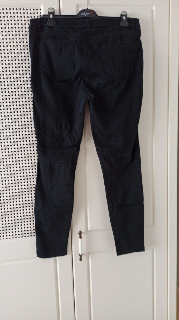 Kadın Siyah Dar Kesim Kemerli Kot Pantolon - Görsel 3