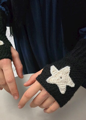 Siyah Örgü Kadın Eldivenleri Beyaz Yıldız Desenli - Görsel 2