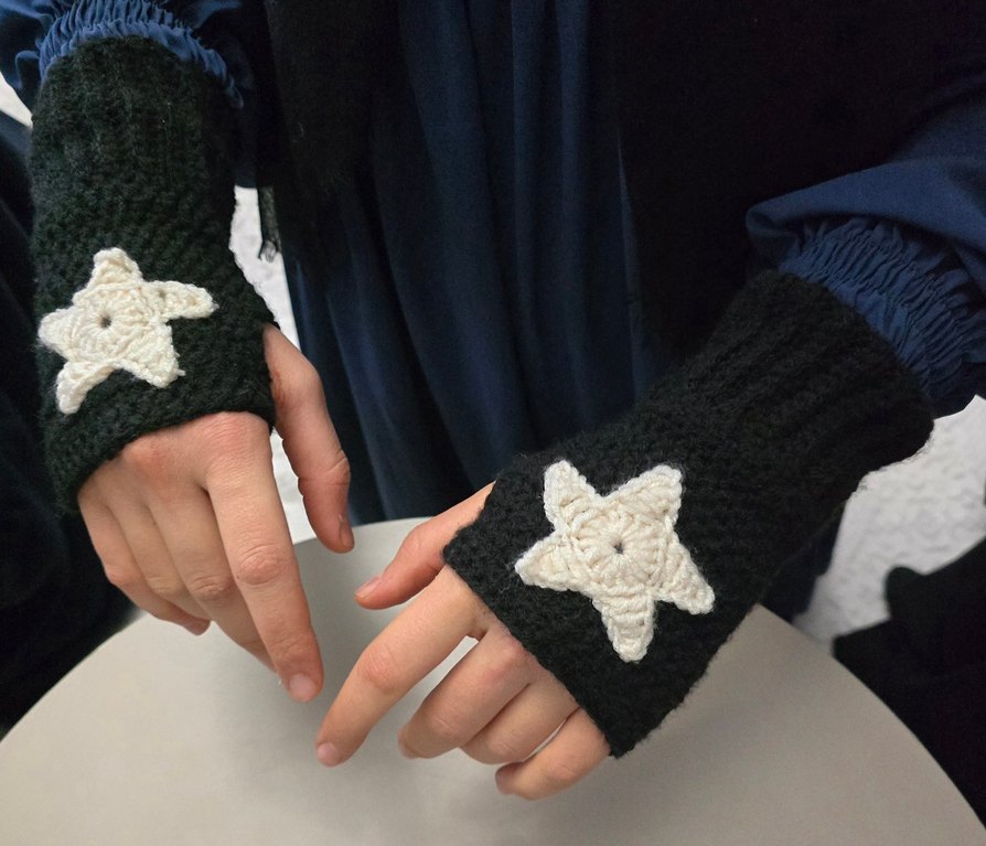 Siyah Örgü Kadın Eldivenleri Beyaz Yıldız Desenli - Görsel 2