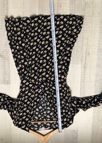 V Yaka Düğmeli Siyah Çiçekli Mini Elbise - Görsel 5