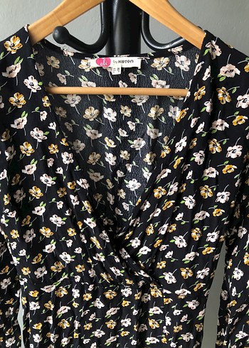 V Yaka Düğmeli Siyah Çiçekli Mini Elbise - Görsel 2