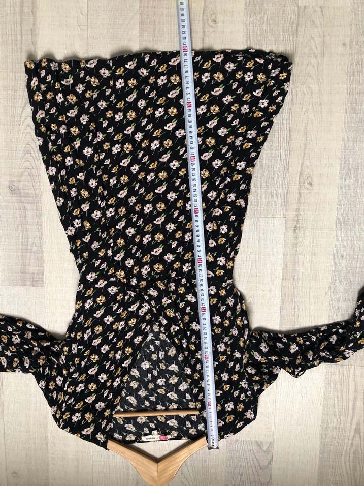 V Yaka Düğmeli Siyah Çiçekli Mini Elbise - Görsel 5