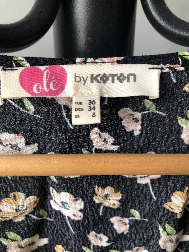 V Yaka Düğmeli Siyah Çiçekli Mini Elbise - Görsel 3