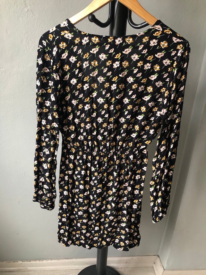 V Yaka Düğmeli Siyah Çiçekli Mini Elbise - Görsel 4