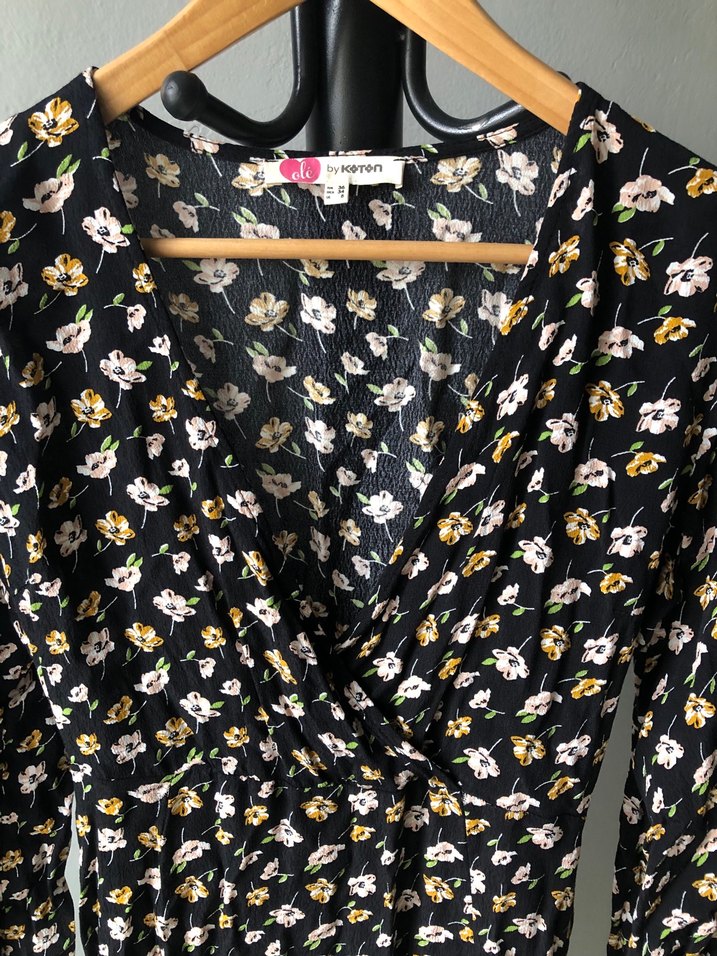 V Yaka Düğmeli Siyah Çiçekli Mini Elbise - Görsel 2