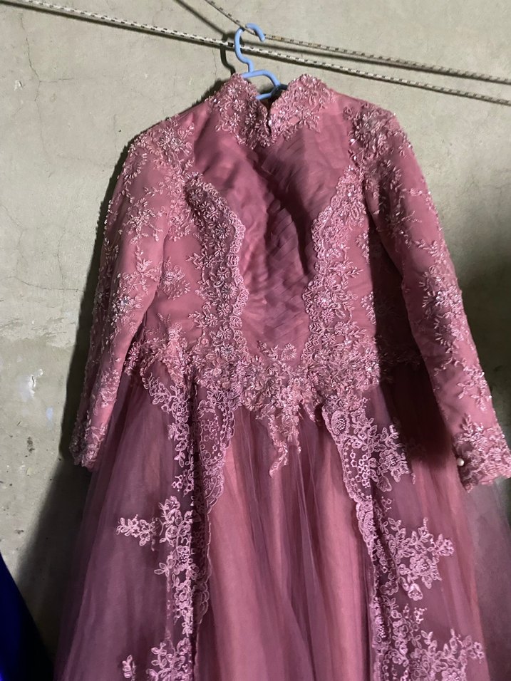 Bordo İşlemeli Drapeli Uzun Kollu Nişan Elbisesi - Görsel 3