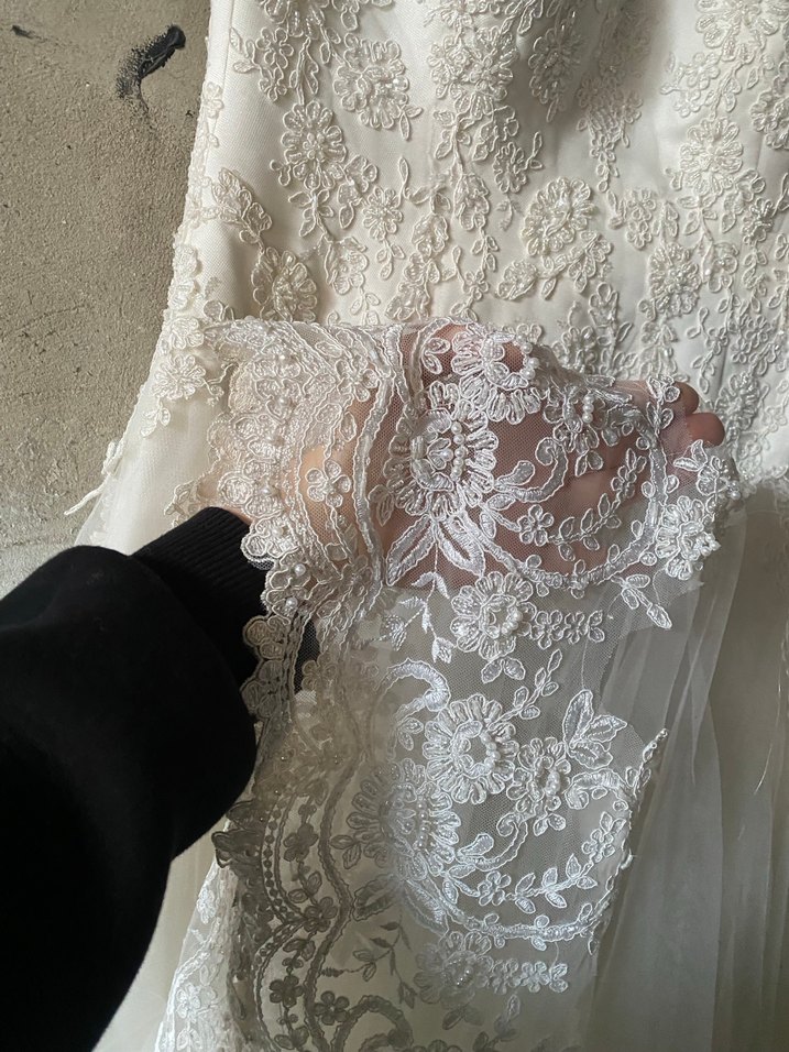 V Yaka Dantel İşlemeli Uzun Gelinlik - Görsel 2