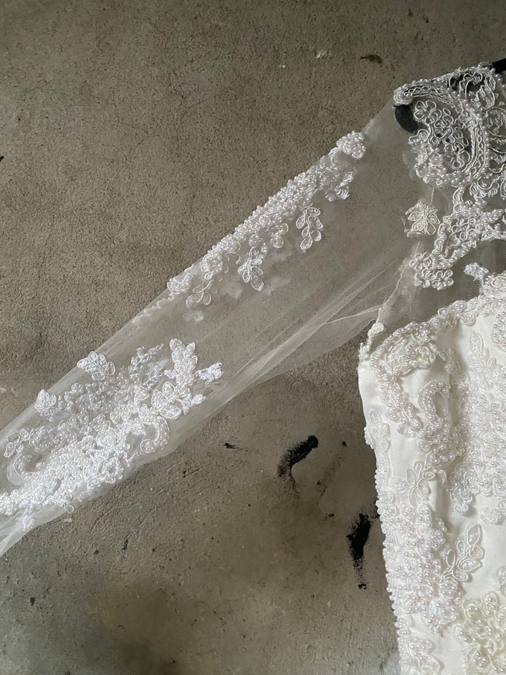 Dantel Detaylı V Yakalı Uzun Kollu Gelinlik - Görsel 2