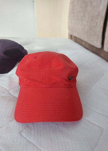 Düğmeli Kırmızı Kadın Şapka Nike - Görsel 3