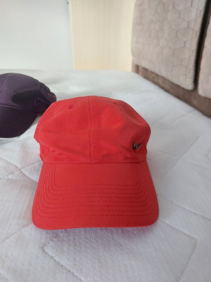 Düğmeli Kırmızı Kadın Şapka Nike - Görsel 3