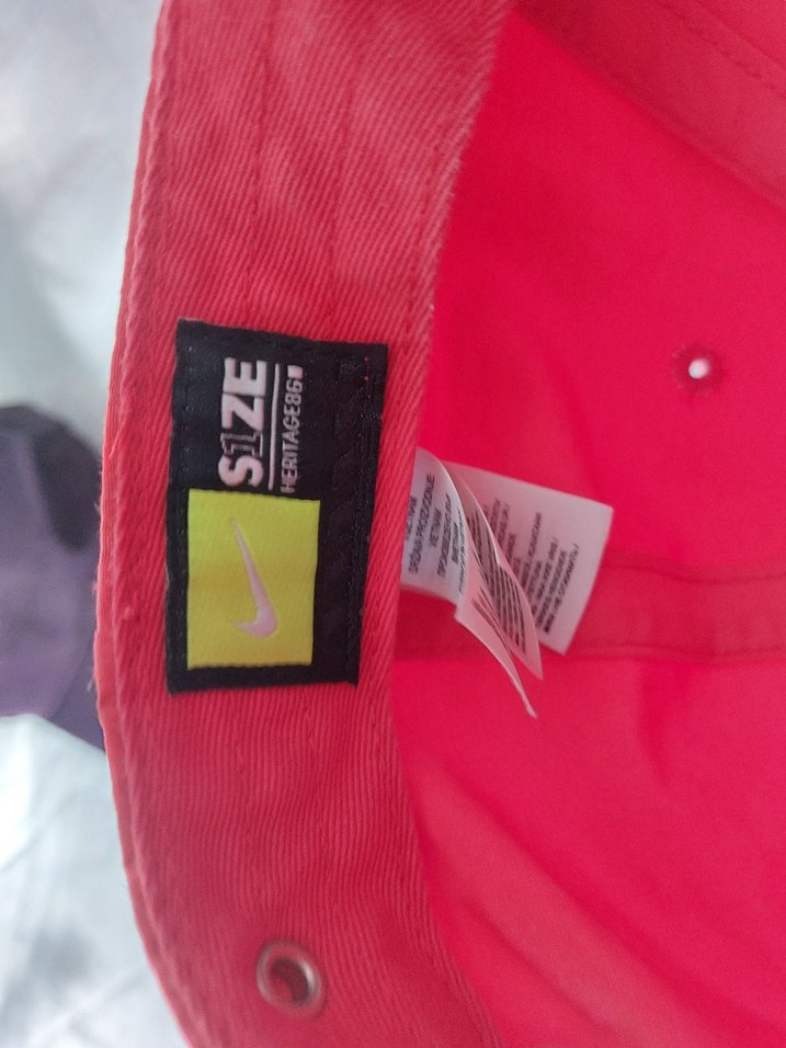 Düğmeli Kırmızı Kadın Şapka Nike - Görsel 2