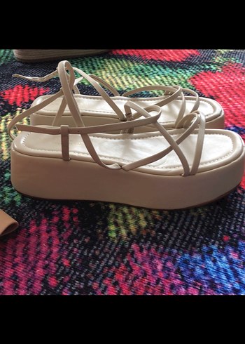 Beyaz Örgü Detaylı Dolgu Topuklu Sandalet - Görsel 2