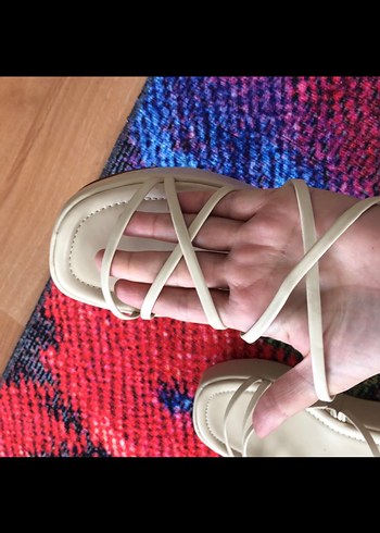 Beyaz Örgü Detaylı Dolgu Topuklu Sandalet - Görsel 3