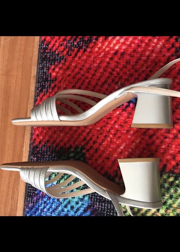 Kadın Gri Yılan Desenli Pliseli Topuklu Sandalet - Görsel 2