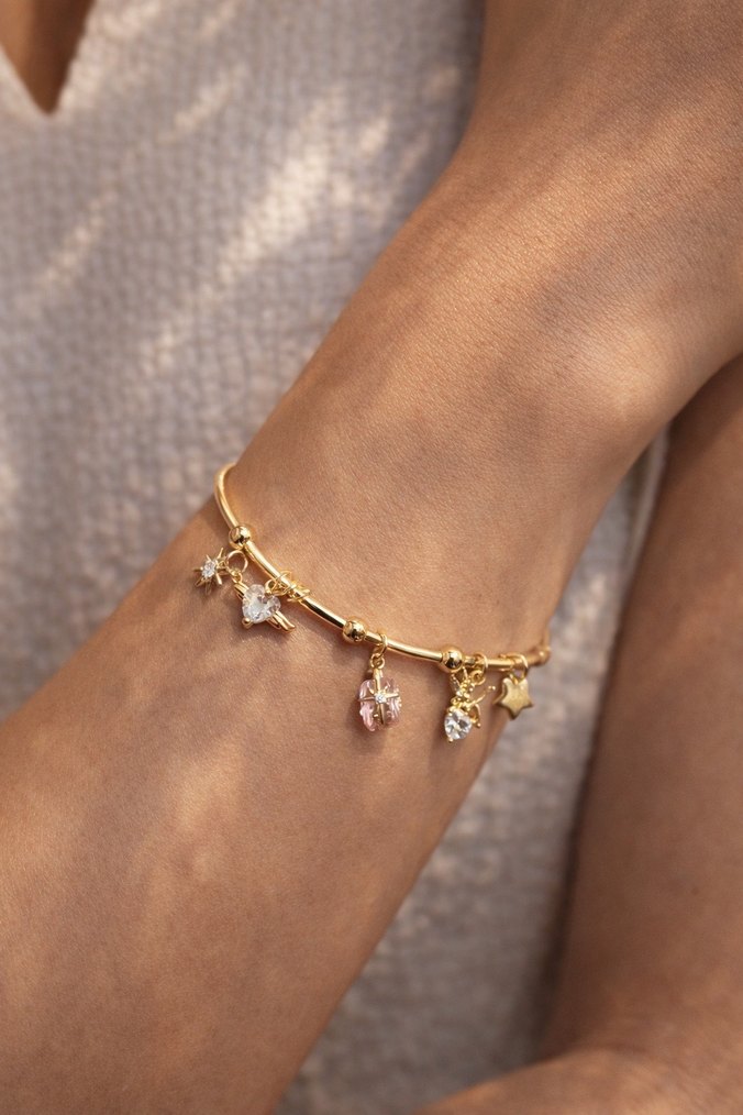 Altın Renk Çelik Charmlı Bileklik  - Görsel 2