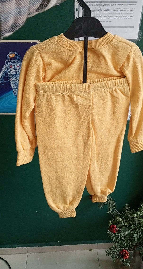 Sarı Nakışlı Örgü Bebek Kız Takımı - Görsel 2