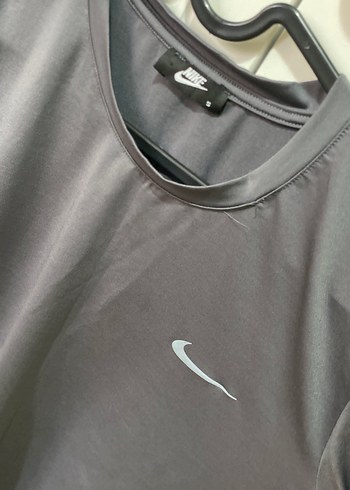 Nike Gri Kısa Kollu Rahat Kesim Tişört - Görsel 3