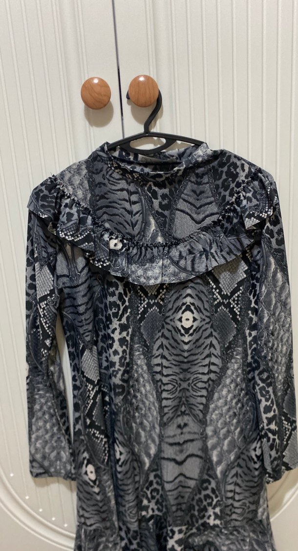 Gri Yılan Desenli Uzun Kollu Uzun Elbise - Görsel 3