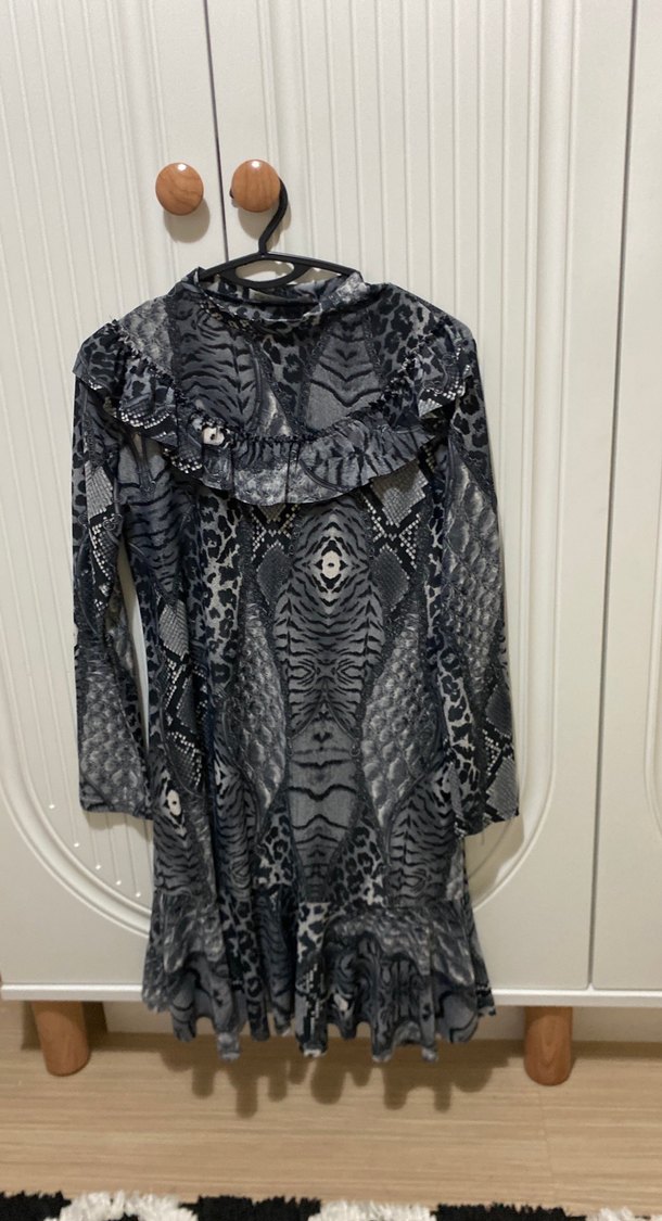 Gri Yılan Desenli Uzun Kollu Uzun Elbise - Görsel 2