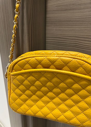 Sarı Zincir Detaylı Kadın Çanta - Görsel 2