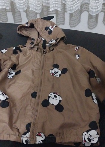 Kapüşonlu Erkek Çocuk Kahverengi Baskılı Yağmurluk 1/2 yas - Görsel 2