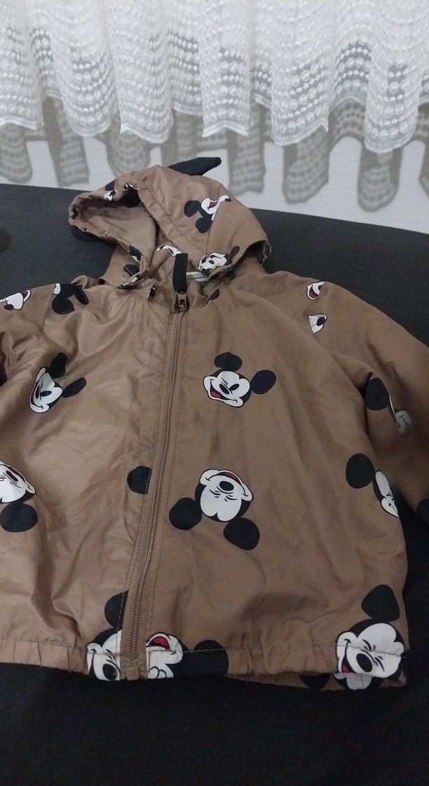 Kapüşonlu Erkek Çocuk Kahverengi Baskılı Yağmurluk 1/2 yas - Görsel 2