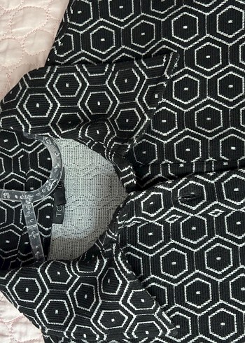 Düğmeli Siyah Renkli Desenli Kısa Kollu Elbise - Görsel 3