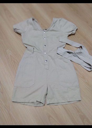 Kısa Kollu Bej Kemerli Mini Tulum - Görsel 2