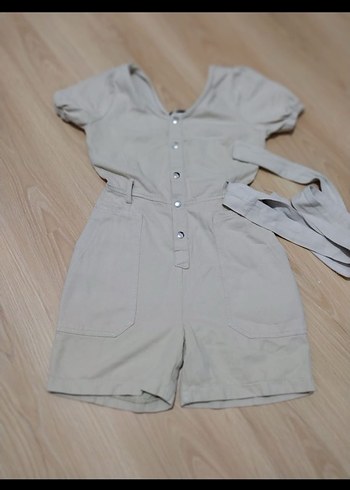 Kısa Kollu Bej Kemerli Mini Tulum - Görsel 3