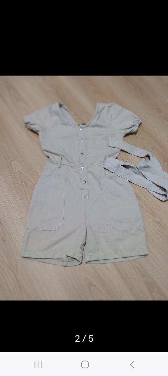 Kısa Kollu Bej Kemerli Mini Tulum - Görsel 2