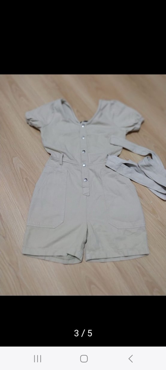 Kısa Kollu Bej Kemerli Mini Tulum - Görsel 3