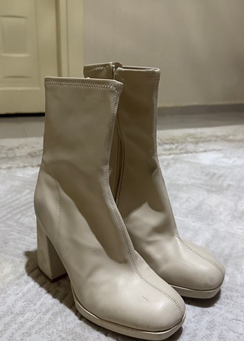 Beyaz Deri Fermuarlı Topuklu Kadın Bot - Görsel 2