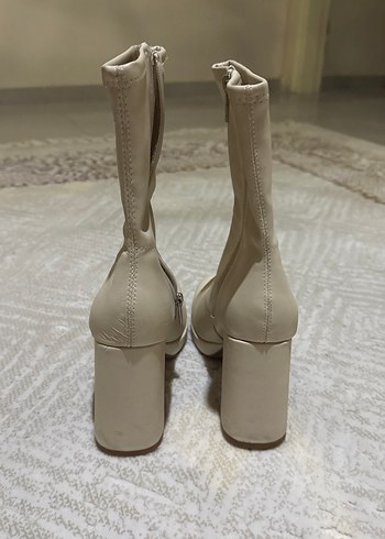 Beyaz Deri Fermuarlı Topuklu Kadın Bot - Görsel 3