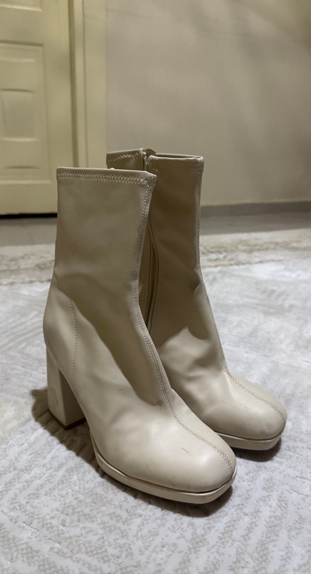 Beyaz Deri Fermuarlı Topuklu Kadın Bot - Görsel 2