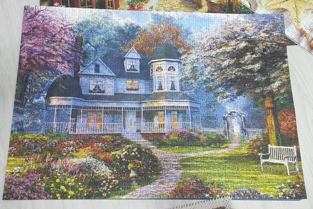 Bahçe ve Beyaz Ev Temalı Puzzle (1000 parça) - Görsel 2
