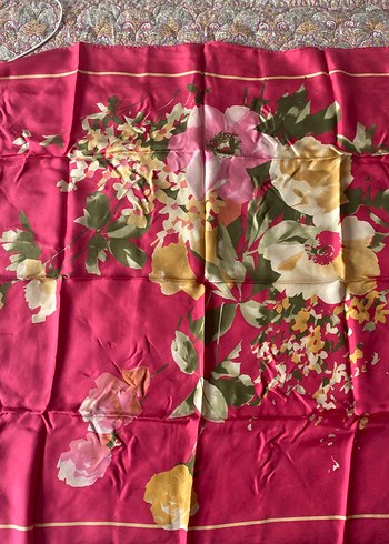 Pembe Çiçek Desenli İpek Kadın Eşarp - Görsel 3