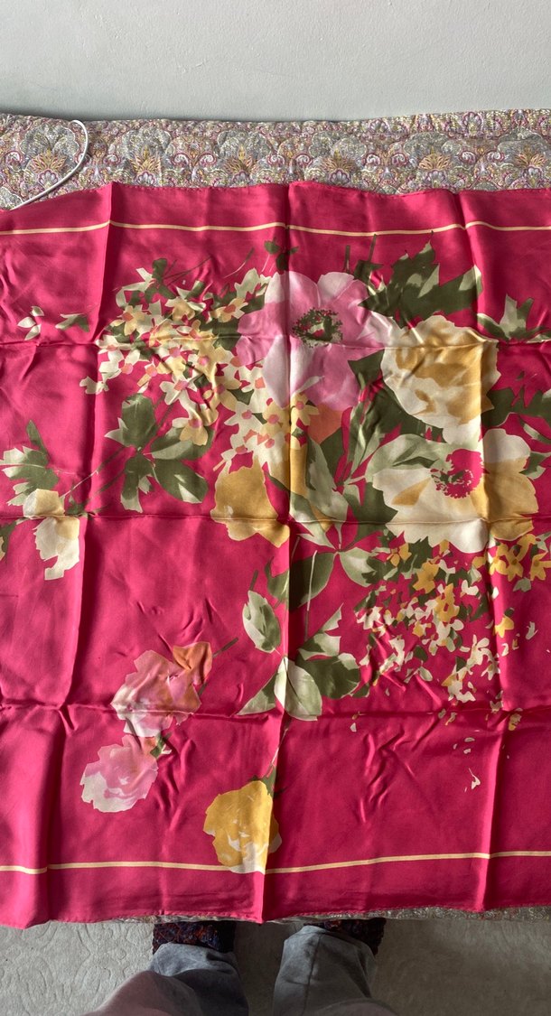 Pembe Çiçek Desenli İpek Kadın Eşarp - Görsel 3